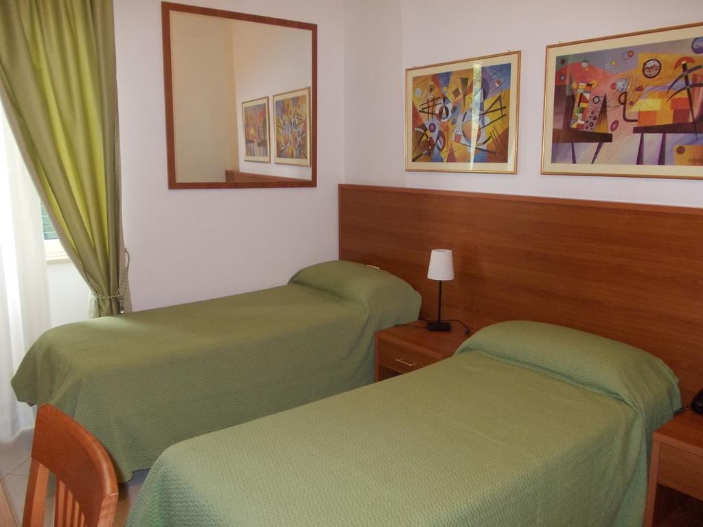 Hotel Solaria ローディ・ガルガーニコ 部屋 写真